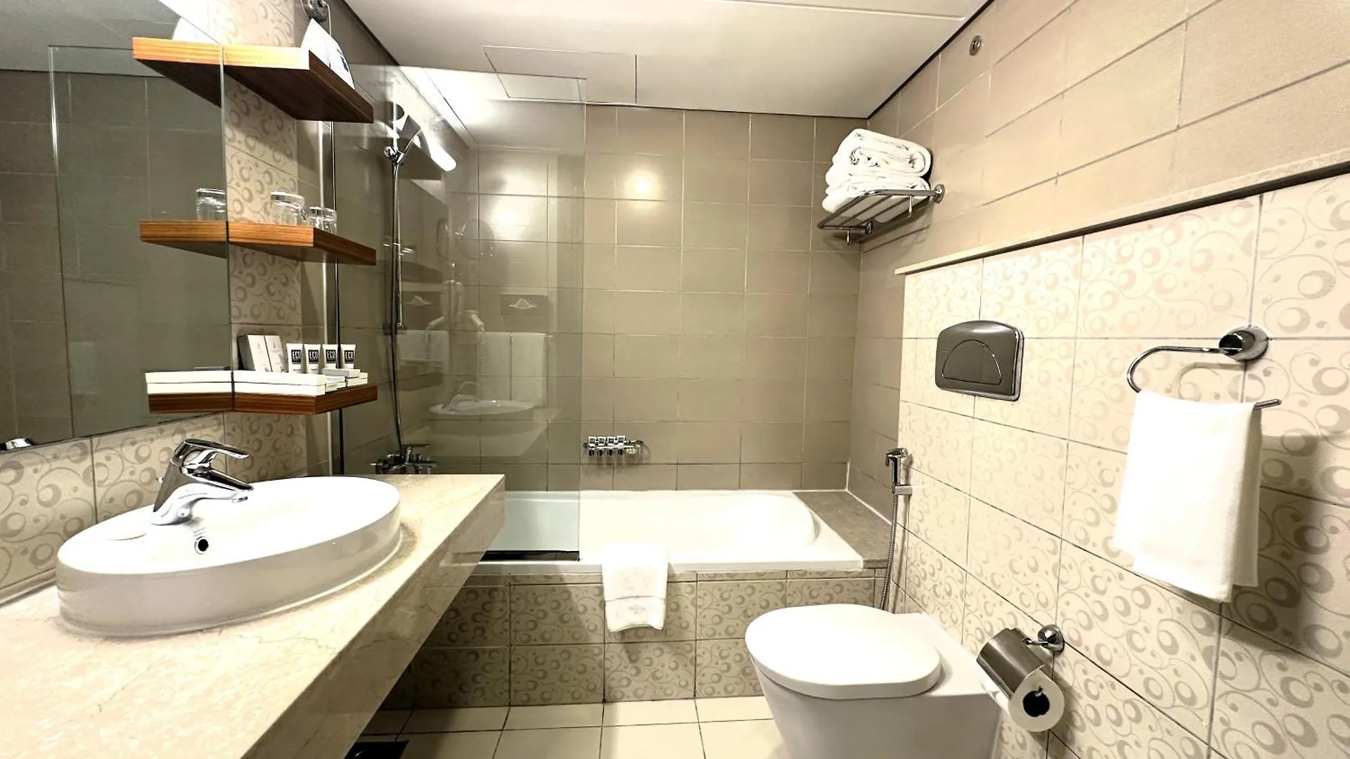 City Seasons Al Hamra Hotel Abu Dhabi 4*,